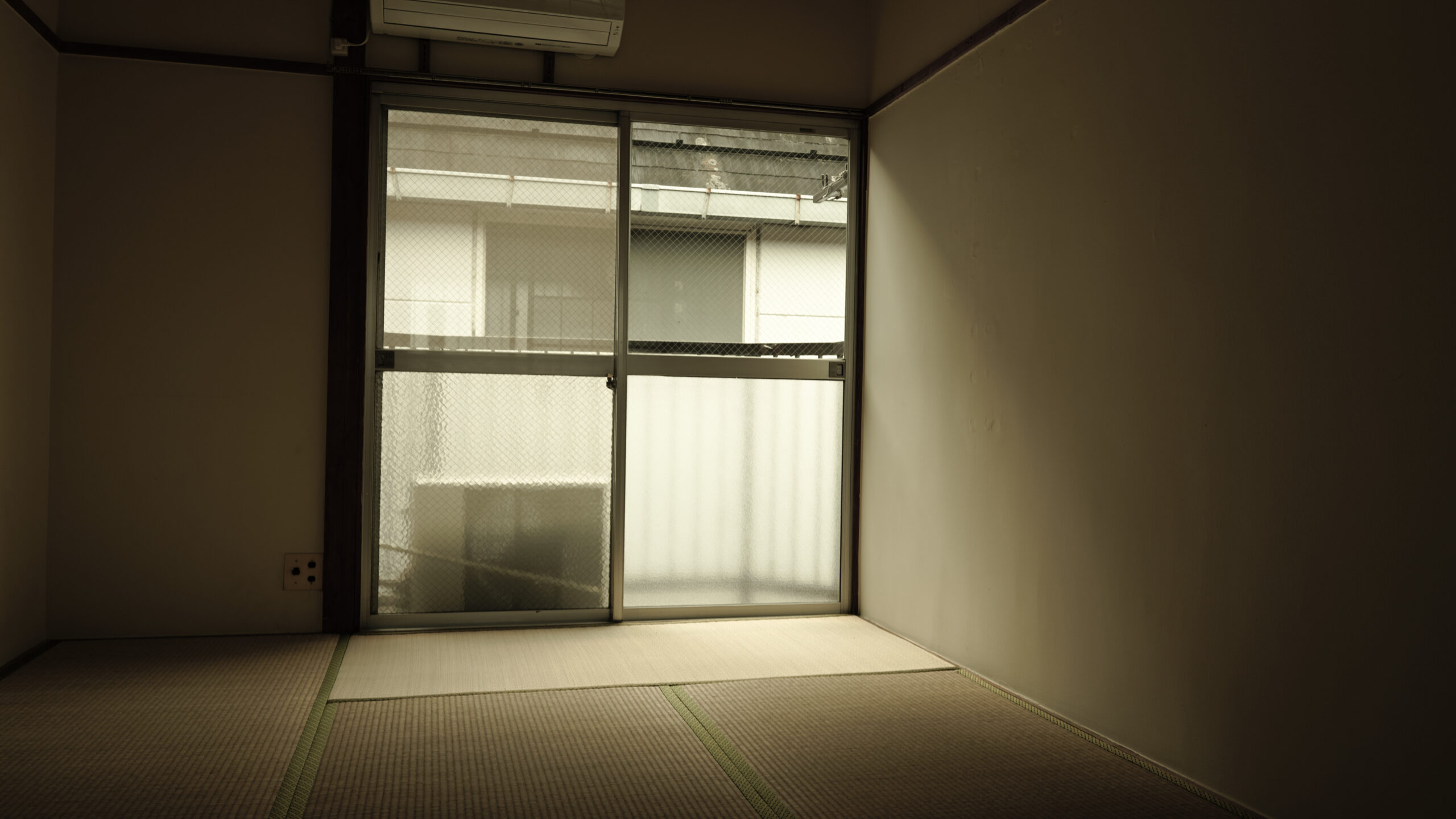 リノベーション前の空室です。使われなくなっていた居室を、暮らしに合う明るい洋室へと設計し直しました。