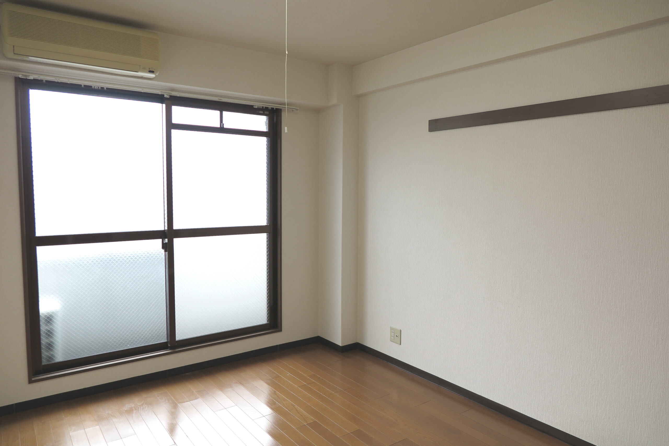 現地調査でお伺いした居室の現況。窓まわりと床・壁の状態を確認します